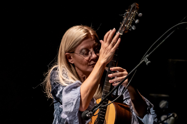 Zu Gast in Lübeck ist die international renommierte Gitarristin Elena Càsoli (Bern). Foto: Giovanni Daniotti