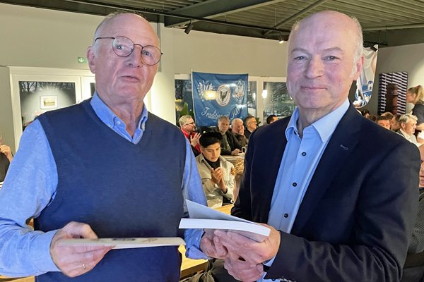 Der ehemalige Ehrenratsvorsitzende Neithöfer (links), hier mit dem wiedergewählten 1. Vorsitzenden des 1. FC Phönix Lübeck Thomas Laudi, wurde für 68 Jahre Mitgliedschaft geehrt. Foto: FC Phönix