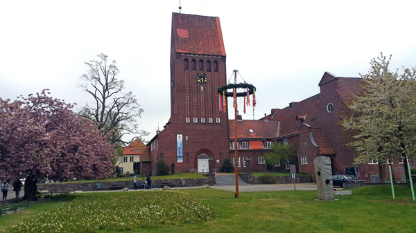 Auch in diesem Jahr wird in Kücknitz ein Maibaum aufgestellt. Foto: GMVK/Archiv