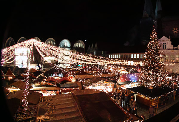 Auf Lübecks Weihnachtsmärkten gilt auch draußen Maskenpflicht und 2G.