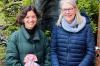Die Spendenübergabe mit Lea Schwerin und Angelika Richter erfolgte vor der Bronzefigur „Mutter und Kind“. Foto: Andrea Kerber