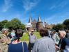 „Lübecks wandelndes Lexikon“, Bernd-Dieter Thurau, nahm seine Teilnehmer vergangenes Jahr mit in die St.-Aegidien-Kirche. Fotos: Steffi Niemann