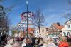 Auf dem früheren Marktplatz in der Travemünde Altstadt wird zum 21. Mal der Maibaum aufgestellt. Foto: Archiv/HN