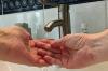 Eine grundlegende Hygienemaßnahme ist, sich die Hände immer wieder zwischendurch gründlich mit Seife zu waschen und eventuell ein wirksames Desinfektionsmittel gegen Noroviren zu verwenden. Foto: Archiv