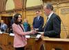 Stadtpräsident Henning Schumann verpflichtete Hülya Tac per Handschlag zur gewissenhaften Erfüllung ihrer Aufgaben. Foto: CDU
