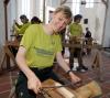 Antonia von der Jugendbauhütte zeigt wie man mit einem Ziehmesser aus einen Viereck ein Achteck macht. Fotos: JW