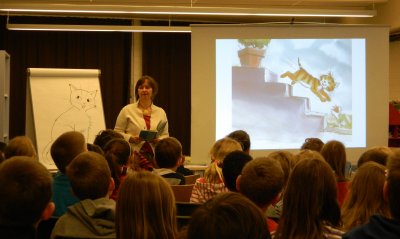 Heike Wiechmann zeigte den Schülern, wie sie ihre Figuren entwickelt und zum Leben erweckt. Foto: Angela Buske