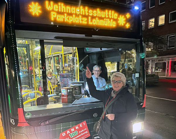 Olivia Kempke, Geschaftsführerin des Lübeck Managements, weist auf den kostenlosen Bus-Shuttle am Samstag hin. Foto: LM-bm