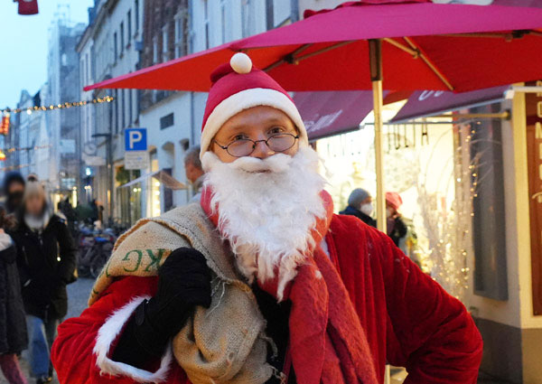 Der Weihnachtsmann ist unterwegs auf Lübecks Wochenmärkten. Foto: JW