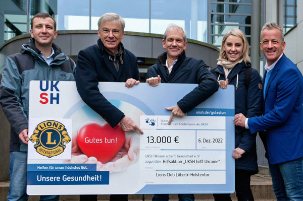 Dr. Henning Bähren, Päsident des Lions Clubs Lübeck Holstentor, (2. v. l.) übergab den symbolischen Spendencheck über 13.000 Euro.