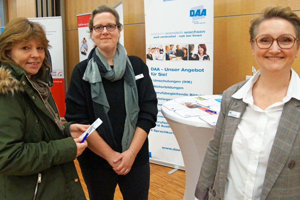 Andrea Friemann (links) nutzte die Gelegenheit zum direkten Kontakt mit Jennifer Vogel und Claudia Wendt (rechts) von der DAA. Foto: Jobcenter