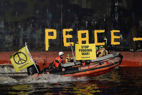Greenpeace-Aktion gegen die Investition in fossile Energiestoffe vor einem Schiff, das Öl aus Russland nach Bremen geliefert hat. Foto: Axel Heimken / Greenpeace