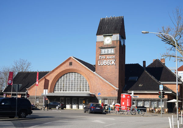 Als letzter Travemünder Bahnhof soll nach dem Willen des Bauausschusses auch der Strandbahnhof einen überdachten Fahrradunterstand bekommen. Foto: Helge Normann