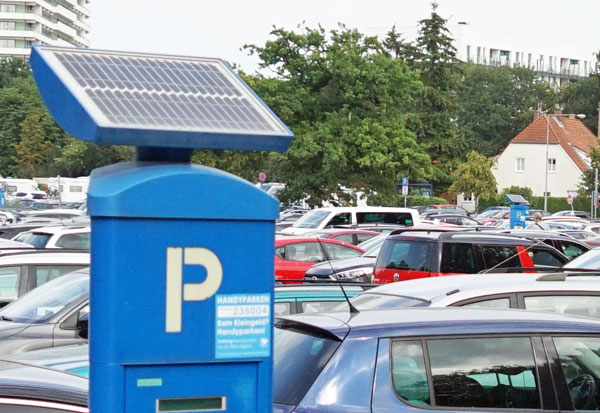 Zumindest die Parkscheinautomaten, wie hier in Travemünde, verfügen bereits über Solardächer. Die Politik will jetzt geprüft haben, ob das auch für komplette Parkplätze Sinn ergibt. Foto: Helge Norman