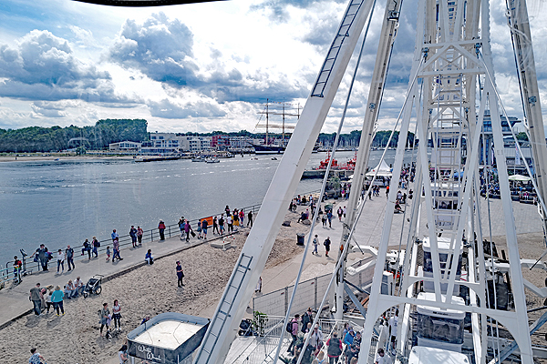 Vom Riesenrad aus lässt sich die Festmeile noch einmal aus der Perspektive der Möwen betrachten. Fotos: Karl Erhard Vögele