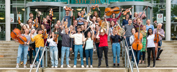 Die knapp 70 Musikerinnen und Musiker des Universitätsorchesters Lübeck verbindet die Liebe zur Musik. Am Freitag, 03. Februar, spielen sie Sibelius und Brahms. Foto: Veranstalter