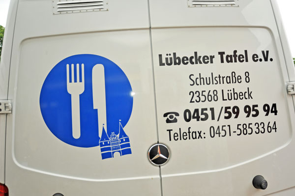 Die Kauf-eins-mehr-Aktion unterstützt die Arbeit der Lübecker Tafel. Symbolbild: HN