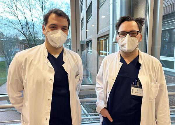 Dr. med. Thomas Naumann und Marcus Ohlrich, Oberärzte, Klinik für Neurologie an den Sana Kliniken Lübeck. Foto: Sana Kliniken Lübeck