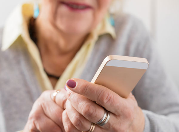 Einen Kurs Umgang mit dem Smartphone für Senioren bietet jetzt die Familienbildungsstätte der Gemeinnützigen. Foto: Gemeinnützige/Canva