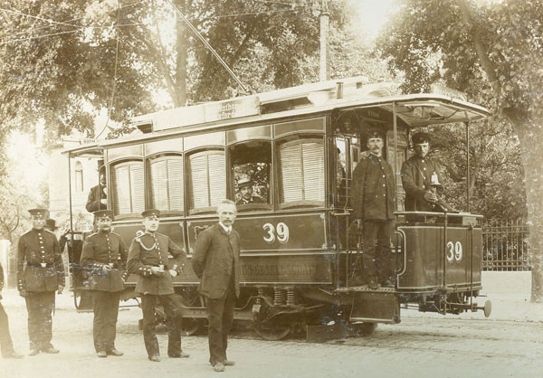 Gibt es eine Renaissance der Straßenbahn? Diese Herren waren um 1900 auf der Strecke Holstentor Kronsforder Allee in Lübeck unterwegs. Foto: Archiv