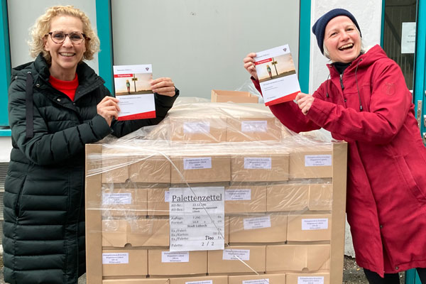 Mitarbeiterinnen des Frauenbüros Lübeck freuen sich über die neue Broschüre. Foto: HL