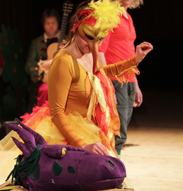 Siegfried und das Vöglein können nur mit der Hilfe der Kinder im Publikum den Drachen besiegen. Foto: Lutz Roessler