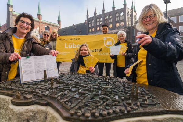 Wer ebenfalls für ein Klimaneutrales Lübeck ist kann am Freitag, den 17. Februar, seine Unterschrift setzen. Foto: Klimaentscheid Lübeck