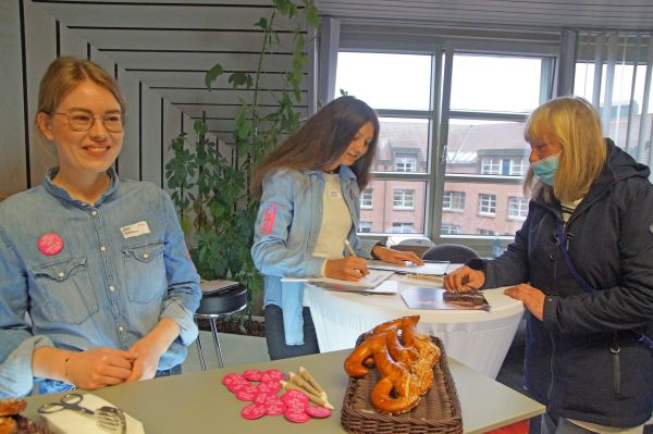 Perspektiven aufzeigen: Lina Eskildsen (vorne, li.) und Jacqueline Niemeyer von der Bäckerei Junge im Gespräch mit Lydia Schüler Foto: Veranstalter