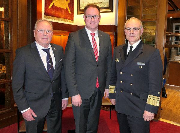 Kapitän Jürgen Schlichting, Bürgermeister Jan Lindenau und Vizeadmiral Jan C. Kaack freuen sich über einen gelungenen Abend. Foto: Bernd Pagel