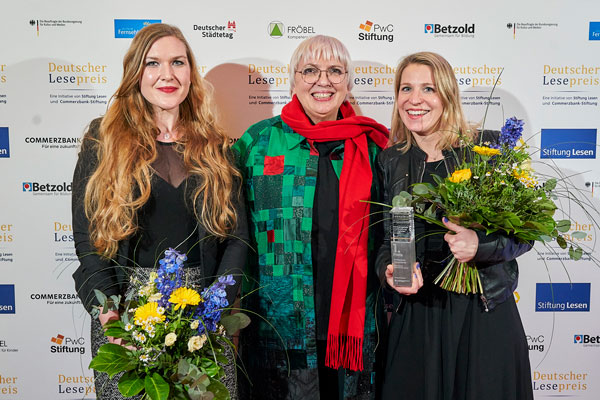 Nadine Klein, Claudia Roth und Stephanie Schmidt bei der Verleihung Deutscher Lesepreis 2023 der Stiftung Lesen im Humboldt Carre Berlin. Foto: Stiftung Lesen/Radke