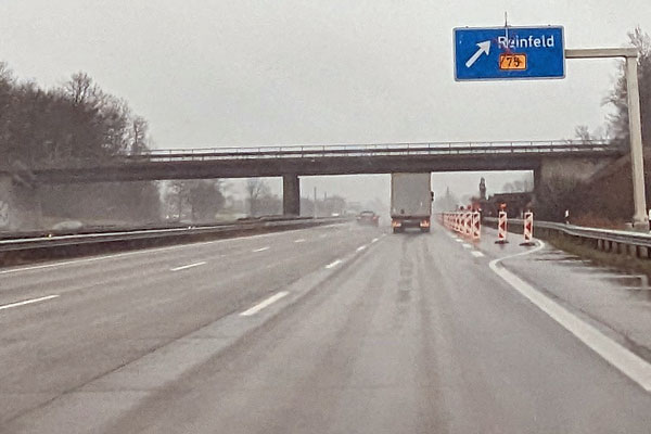 Der Abriss der Brücke bei Reinfeld bringt eine mehrtägige Sperrung der A1 mit sich. Fotos: Helge Normann