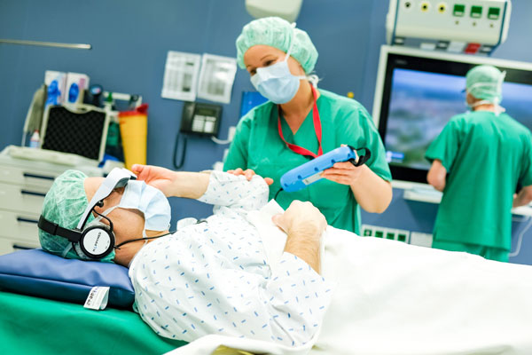 Patienten, die eine Operation im Ambulanten OP-Zentrum des Universitätsklinikums Schleswig-Holstein (UKSH), Campus Kiel, vor sich haben, können ab sofort eine Videobrille nutzen und vor, während oder nach dem Eingriff Filme schauen. Foto: UKSH