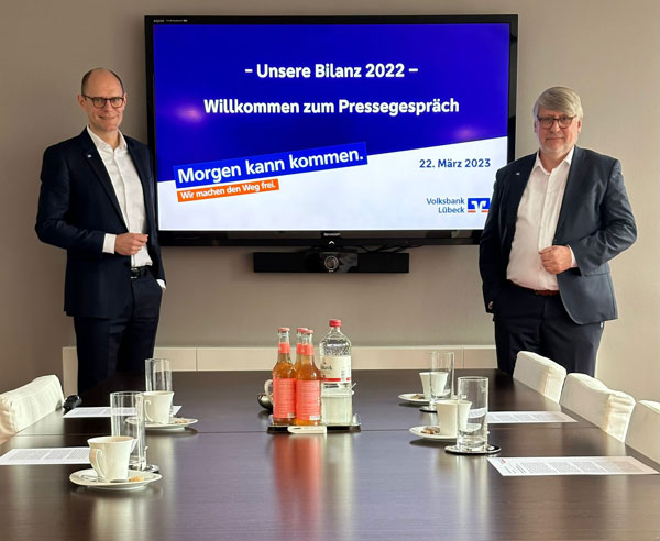 Mit dem abgelaufenen Geschäftsjahr sehr zufrieden: Christian Mehrens und Bernhard Rogge vom Vorstand der Bank. Foto: Volksbank