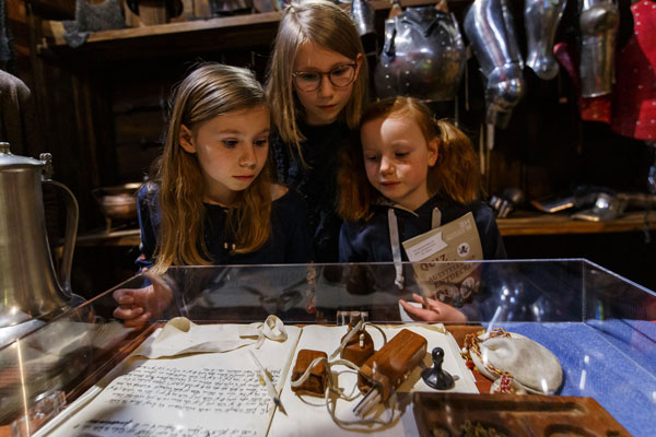 Jeden Sonntag bietet das Europäische Hansemuseum eine öffentliche Familienführung durch die Dauerausstellung »Die Hanse« an. Foto: Lena Morgenstern/EHM