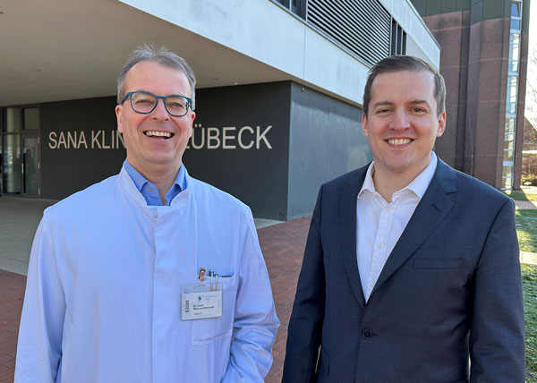 Geschäftsführer, Dr. Christian Frank, begrüßt den neuen Chefarzt, Dr. Marcus Wiedner, sehr herzlich an den Sana Kliniken Lübeck. Foto: Sana Kliniken Lübeck