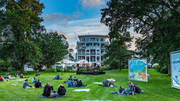 In diesem Jahr sind die StrandparkKonzerte der Timmendorfer Strand Niendorf Tourismus GmbH wieder ein fester Programmpunkt im Veranstaltungskalender. Foto: TSNT GmbH