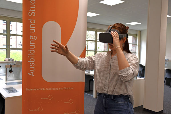 Im Berufsinformationszentrum (BiZ) können Jugendliche mit VR-Brillen einen Blick auf den Traumberuf werfen. Foto: Arbeitsagentur