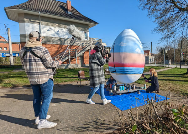 Die Travemünder Künstlerin Inga Prasse bemalte das letzte Riesen-Ei für die Parade. Ein Team vom „Schleswig-Holstein-Magazin“ begleitet die Aktion. Fotos: Helge Normann