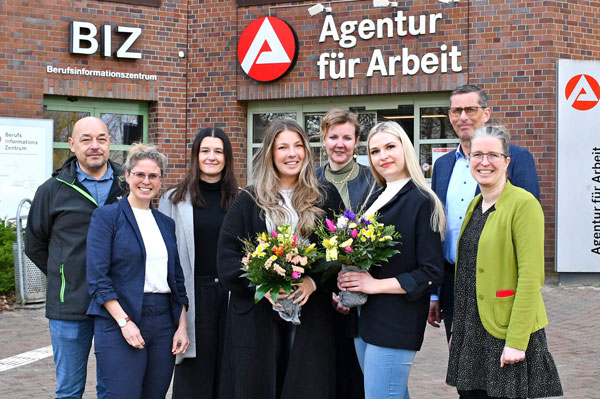Das Team der Arbeitsagentur gratulierte Vanessa Goos und Marie Jeßen-Reichelt. Foto: Arbeitsagentur