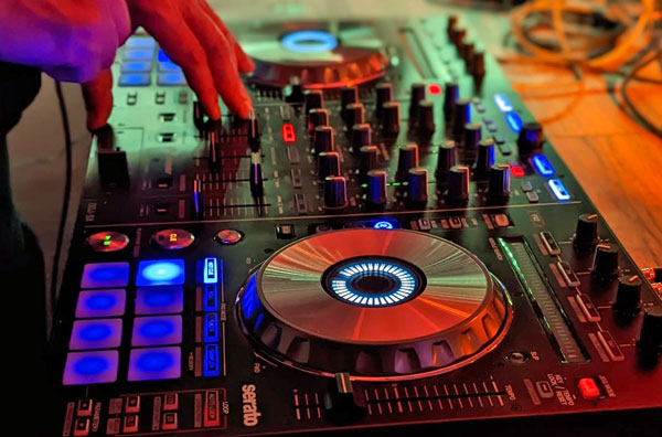 Das DJ Pult der Tanzbar. Foto: Veranstalter