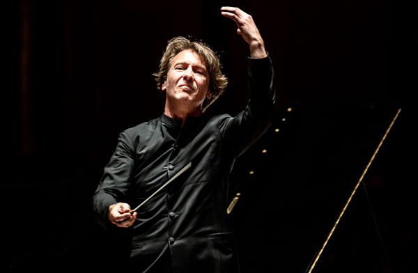 Marc Albrecht überzeugte beim Konzert in Lübecker MuK. Foto: Melle Meivogel