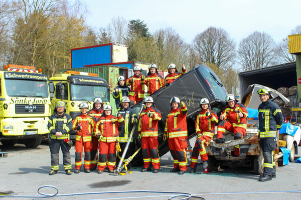 Die Freiwillige Feuerwehr Gleschendorf führte eine Fortbildung mit Fokus auf die Rettung bei Verkehrsunfällen durch. Fotos: N. Rabe