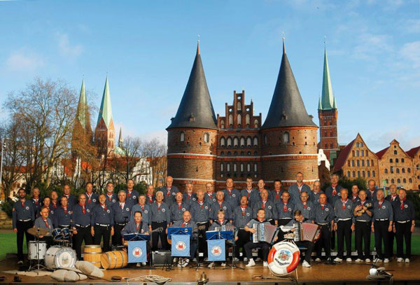 Der Lübecker Sahntychor „Möwenschiet“ tritt zur Verabschiedung von Kapitän Stefan Schmidt aus dem Ehrenamt auf. Foto: Möwenschiet