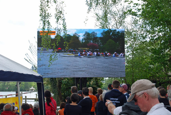 Auf der Großleinwand im Zuschauerbereich können die Rennen vom Start bis zum Ziel verfolgt werden. Foto: Lübecker Regatta-Verein e.V.