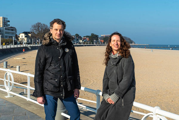 Mandy Siegenbrink und Dr. Axel Flasbarth von den Grünen wollen am Strand mit interessierten Travemündern diskutieren. Foto: GRÜNE