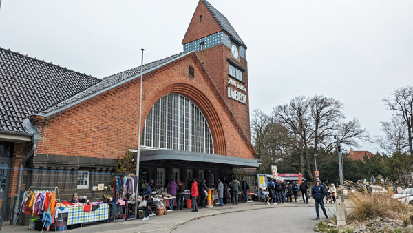 Am 30. April ist wieder Flohmarkt rund um Travemündes historischen Strandbahnhof. Fotos: Helge Normann