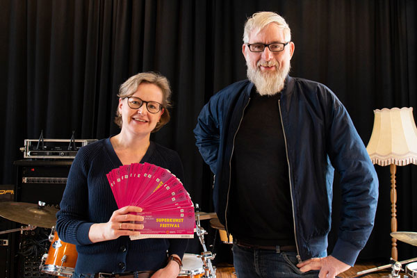 Festivalleiter Michael Schmerschneider übergibt KulturTafel-Geschäftsführerin Kristine Goddemeyer die Freikarten fürs Superkunstfestival. Foto: Veranstalter