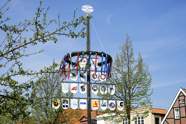 Am 01.05.2023 um 11:00 Uhr werden Travemündes Handwerker wieder den Maibaum vor der St. Lorenz Kirche aufrichten. Foto: Archiv/HN