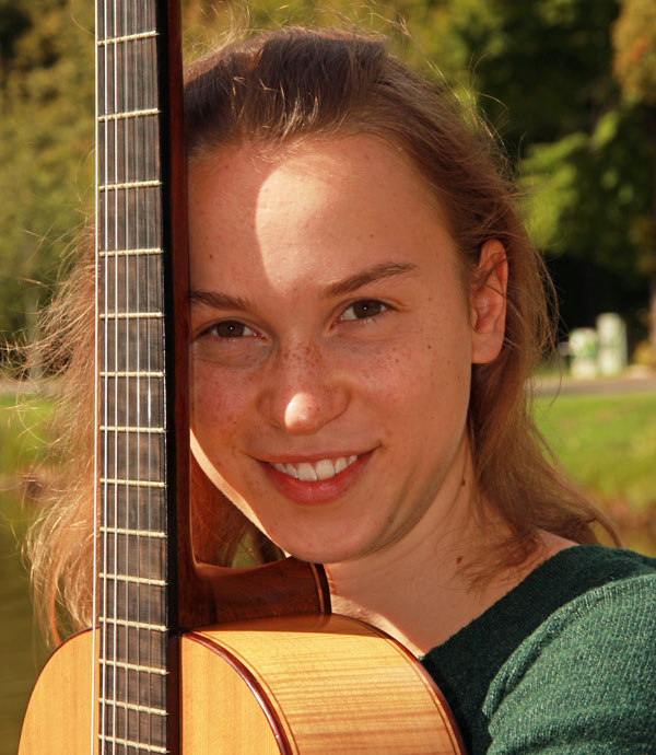 Karoline Kolditz ist Gitarren-Kursleiterin der Travemünder Musikschule. Foto: Karoline Kolditz