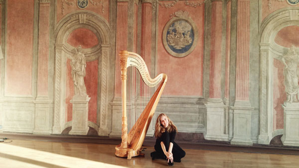 An der Harfe: Jara Elena Egen. Foto: Veranstalter